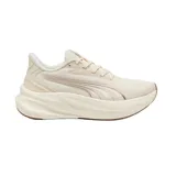 Championes deportivos Puma MaxStride Lite, color beige con detalles en tono rosado metálico y suela de goma marrón. Diseño con capellada de malla transpirable y entresuela amortiguada.