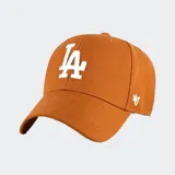 Gorra 47 Brand tipo baseball, color marrón tostado, con el logo de Los Angeles Dodgers bordado en relieve en color blanco en la parte frontal y el logo de la marca en el lateral.
