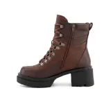 Bota acordonada de cuero color marrón, con diseño de caña media, suela track robusta y taco cuadrado de altura media.