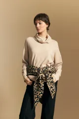Bufanda de punto con diseño de animal print de leopardo en tonos beige y negro.