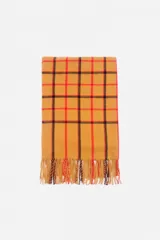 Bufanda rectangular color ocre con estampado de cuadros en negro y rojo, y flecos en los extremos.