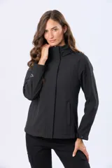 Campera de neopreno color negro, con cuello alto que incorpora una capucha oculta, cierre frontal con solapa, bolsillos laterales funcionales y corte entallado.