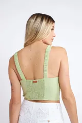 Top corto color verde menta, con escote corazón y tirantes anchos. Presenta un diseño ajustado en el torso y escote pronunciado en la espalda.