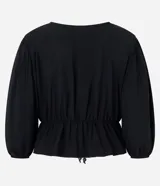 Blusa color vino tinto, con escote cruzado en V, mangas tres cuartos abullonadas con elástico en el puño y peplum ajustado en la cintura con lazo regulable.