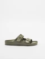 Sandalias Birkenstock Arizona de EVA color verde militar, con dos correas ajustables con hebillas metálicas.