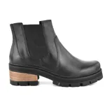 Bota corta de cuero negro con elástico lateral, taco bajo de madera y suela track.