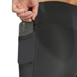 Calza corta deportiva Adidas Optime Essentials Stash Pocket 7, color negro con logo blanco en la pierna izquierda y bolsillo lateral.