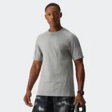 Remera deportiva de alto rendimiento Fabletics, confeccionada en tejido seamless ultraligero y transpirable con paneles de malla laterales para mayor ventilación. Presenta cuello redondo y mangas cortas, diseñada para entrenamientos intensos con propiedades antiolor y de absorción de sudor.