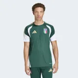 Camiseta de entrenamiento Adidas Tiro de la selección italiana de fútbol, color verde con detalles en blanco y dorado. Presenta un patrón texturizado en el cuerpo principal, cuello redondo y mangas cortas con paneles laterales blancos. Incluye el escudo de Italia bordado y el logo de Adidas en dorado.