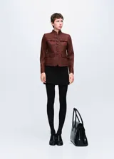 Chaqueta de mezcla de lana color marrón con cuello mao, cierre frontal abotonado y cuatro bolsillos de parche con solapa en la parte delantera.