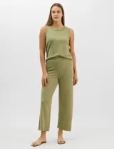 Musculosa de tejido fino en color amarillo, con cuello redondo y diseño sin mangas.