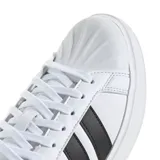 Championes urbanos Adidas modelo Streettalk, color blanco con las icónicas tres tiras laterales en negro. Presentan capellada sintética, puntera con relieve y suela de goma resistente.