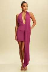 Vestido corto de fiesta color fucsia, con escote halter y detalle de bufanda larga plisada.