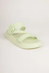 Sandalias de plataforma baja color verde claro, con tiras anchas cruzadas en el empeine y suela de goma moldeada.