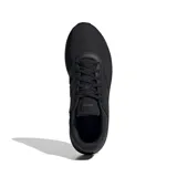 Championes Adidas Lite Racer 4.0, color negro con las tres tiras características de la marca en los laterales.