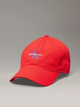 Gorra de béisbol roja con visera curva, confeccionada en algodón. Presenta el logo de Calvin Klein Jeans bordado en el frente en color azul.