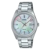Reloj analógico Casio con caja y malla de acero inoxidable en tono plateado. Presenta una esfera con acabado tipo nácar iridiscente, índices de bastón y ventana de calendario a las tres en punto. Cuenta con bisel estriado y resistencia al agua de 50 metros.