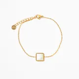 Pulsera de cadena fina en acero dorado con dije central cuadrado de borde texturizado y centro de nácar. Incluye cadena de alargue con dije circular grabado.