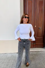 Remera blanca de manga larga con diseño oxford, confeccionada en algodón. Presenta un corte ajustado al cuerpo con mangas acampanadas y cuello redondo.