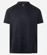 Remera deportiva negra de manga corta y cuello redondo, con tejido texturizado de rayas verticales y detalles reflectantes en los hombros. Posee tecnología dry para la rápida evaporación del sudor.