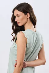 Musculosa de algodón color azul con detalles de broderie calado en los hombros, de cuello redondo y corte clásico.