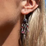 Aros colgantes de plata 925 con piedra granate central y racimo de granates colgantes.