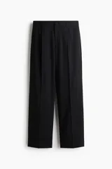 Pantalón de vestir negro, corte relajado (relaxed fit), con pinzas frontales, cierre de botón y bolsillos al bies y traseros insertados.