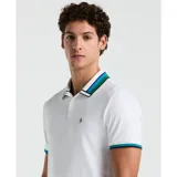Polo de piqué blanco con cuello clásico y tapeta de dos botones. El cuello es blanco con rayas horizontales en verde, azul y negro. Tiene mangas cortas con ribete azul. Logo de pingüino bordado en el pecho.