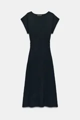Vestido largo de punto color negro, con cuello barco, manga corta y frunces laterales en la cintura.