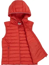 Chaleco acolchado rojo con capucha extraíble, cierre de cremallera, dos bolsillos delanteros con cremallera y logo de Tommy Hilfiger bordado en el pecho.