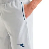 Short deportivo Diadora de corte recto y largo medio, color gris claro. Cuenta con cintura elástica, bolsillos laterales con cierre y logo de la marca estampado en la pierna izquierda.