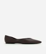 Zapatilla tipo bailarina Satinato confeccionada en cuero, con diseño de punta fina y suela plana.