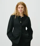 Blazer de sastrería negro de corte entallado, sin cuello, con escote en V profundo, manga larga y cierre frontal de un botón. Cuenta con bolsillos frontales con tapa, recortes estructurados y tira trasera con hebilla.