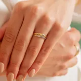 Anillo de oro blanco 18k con un brillante central de 0.05cts. Diseño fino y minimalista, ideal para combinar con otras alianzas.
