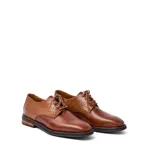 Zapato acordonado de cuero color marrón con detalle de textura reptil en el talón y empeine. Taco de madera foliado en cuero de 2,5 cm de altura y entre suela de goma de 1 cm.