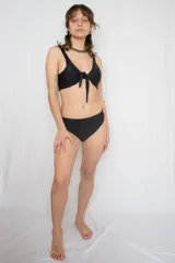 Conjunto de bikini reversible color azul con top de breteles anchos y bombacha tiro alto.