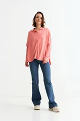 Cardigan de punto color crema, con cuello camisero, cierre frontal de botones y bolsillo frontal en el pecho.