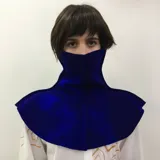 Cuello de lana merino afieltrada color crudo con estampado de líneas grises formando una cuadrícula.