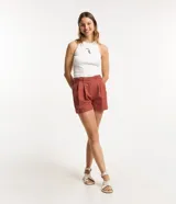 Short de sastrería confeccionado en tricolina de algodón, con diseño de tiro medio, pliegues delanteros, bolsillos laterales y bajo con dobladillo plegado. Cuenta con cierre de botón y cremallera, además de trabillas en la cintura.