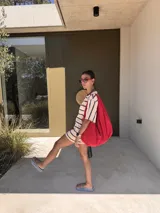 Bolso deportivo tipo duffel bag de nylon color verde oliva, con asas de mano y correa ajustable para llevar al hombro.