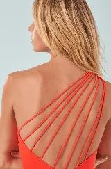 Traje de baño enterizo color naranja, de un solo hombro.