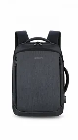 Mochila gris oscura con doble bolsillo frontal con cierre, compartimento para laptop, puerto USB externo y asa de mano lateral y superior.