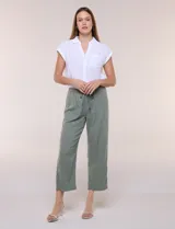 Pantalón crop de algodón y rayón, color beige, con pretina elástica con cordón de ajuste, bolsillos frontales aplicados y corte recto.