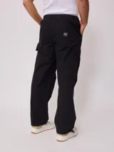 Pantalón cargo color beige, corte holgado, confeccionado en sarga de algodón.