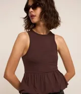 Musculosa color marrón con cuello redondo y corte globo.