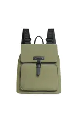 Mochila negra con solapa y cierre de hebilla decorativa, bolsillo frontal con cierre, correas ajustables con inscripciones de la marca y asa superior.