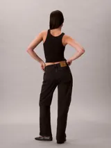 Jeans de corte recto y talle alto, confeccionados en denim negro con diseño clásico de cinco bolsillos, cierre de botón y cremallera.