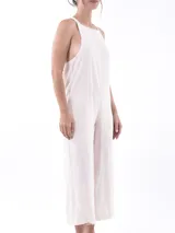 Monoprenda (jumpsuit) color marrón medio, sin mangas, con escote cuadrado y tirantes anchos. El pantalón es de corte ancho y largo tipo culotte.