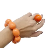 Pulsera elástica de cuentas ovaladas de resina color naranja.