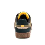 Championes Caterpillar modelo Pause, de diseño retro con combinación de tonos verde oliva, beige y negro. Confeccionados en gamuza y lona, cuentan con forro de malla transpirable, plantilla de espuma EVA para mayor confort y suela de goma duradera con textura hexagonal.